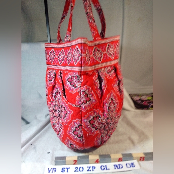 Red Motif Vera Bradley Small Tote § - Picture 4 of 12